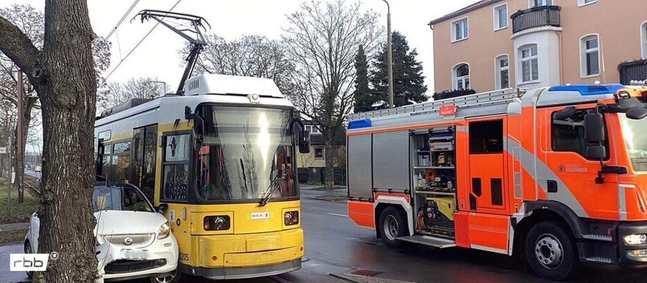 Von Straßenbahn eingeklemmter PKW am 20.12.2025 in Berlin-Mahlsdorf. (Quelle: Berliner Feuerwehr)