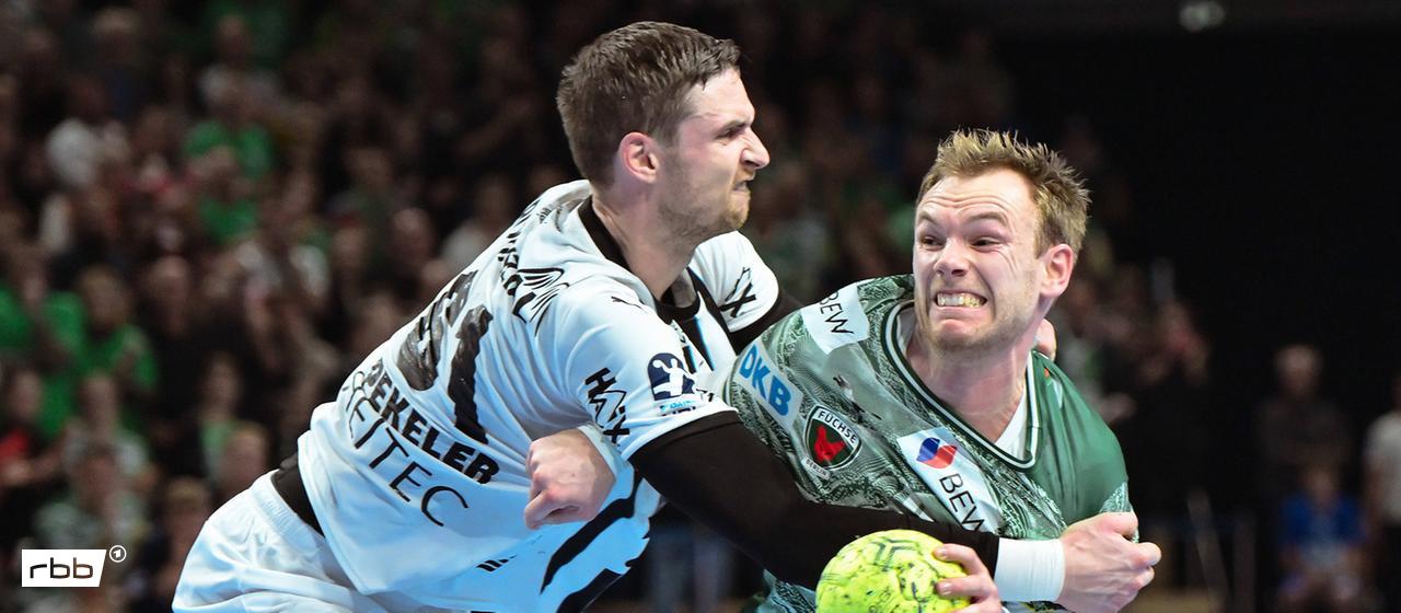 Mathias Gidsel von den Füchsen setzt sich gegen den Kieler Hendrik Pekeler durch (imago images/Jan Huebner)