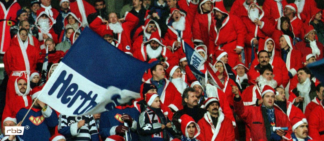 Hertha-Fans in Weihnachtsmann-Kostürm, 1998
