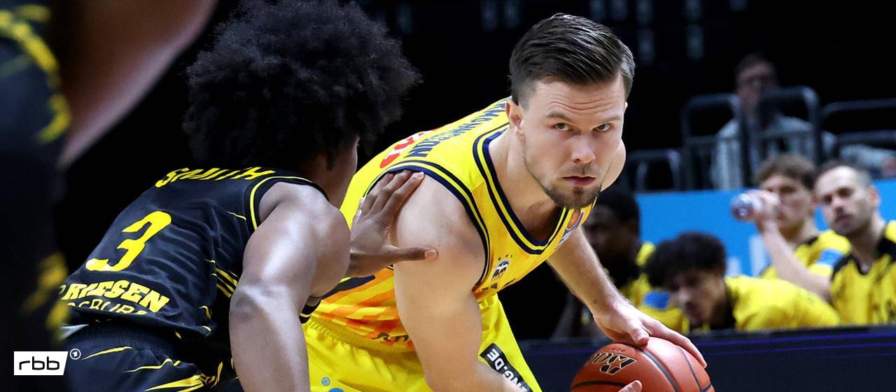 Audio: rbb|24 | 29.12.2025 | Nikolaus Hillmann | IMAGO/Nordphoto Martin Hermannsson im Spiel gegen Ludwigsburg | Bild: IMAGO/Nordphoto