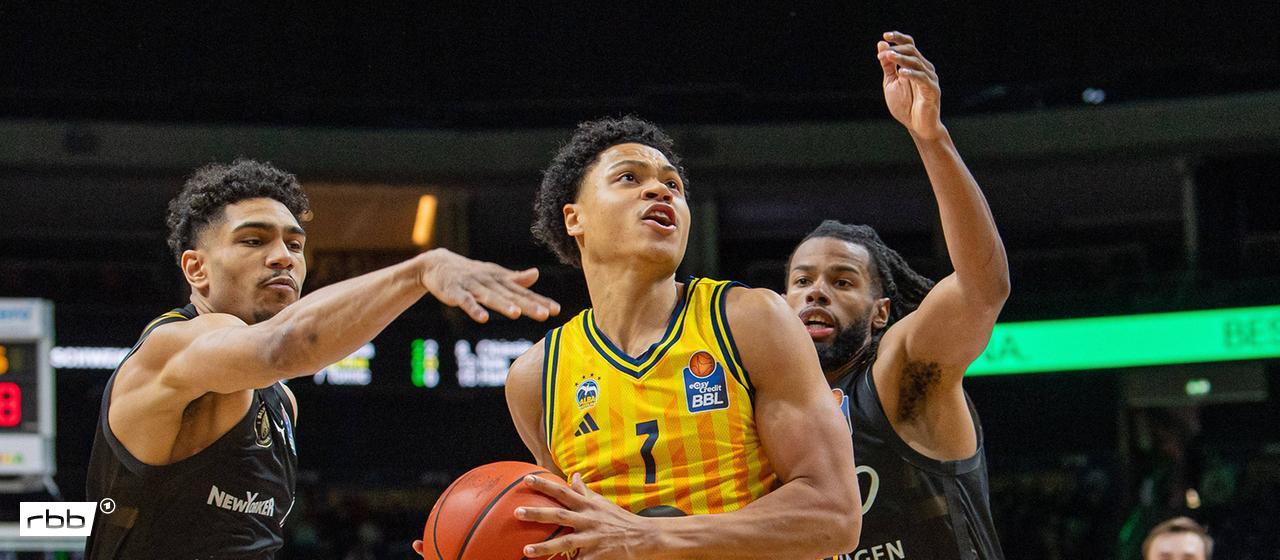 Alba-Basketballer Jack Kayil auf dem Weg zum Korb (Quelle: IMAGO / Matthias Koch)
