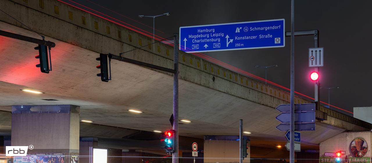 Die Brücke der Stadtautobahn A100 führt überquert die mehrspurige Mecklenburgische Straße. (Quelle: dpa/Soeren Stache)