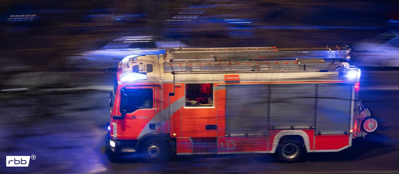 Symbolbild: Löschwagen der Berliner Feuerwehr am 31.12.2024 bei Nacht auf Einsatzfahrt. (Quelle: Picture Alliance/Frank Sorge)