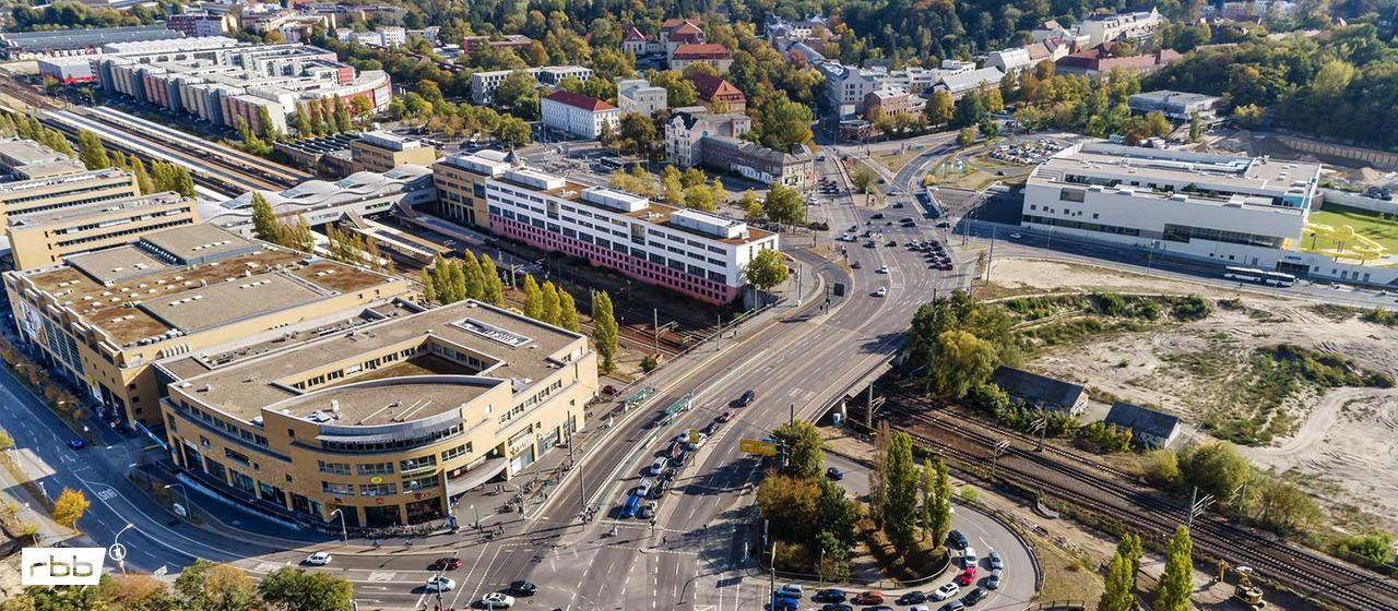 Audio: Antenne Brandenburg | 06.12.2025 | Ronald Schleif | imago images/R.Weisflog Archivbild:Luftbild des Potsdamer Hauptbahnhofs und der Bahnhofspassagen am 06.10.2018.(Quelle:imago images/R.Weisflog)