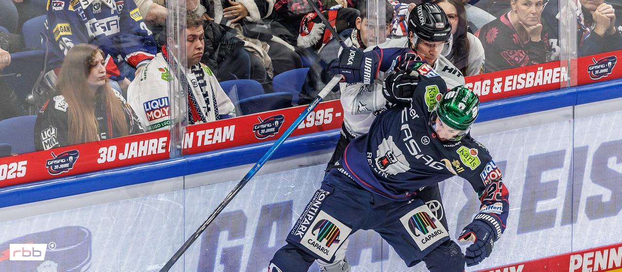 Eisbären-Spieler Blaine Byron (vorne) kämpft gegen Sten Fischer von den Kölner Haien um den Puck. Quelle: imago images/Andreas Gora