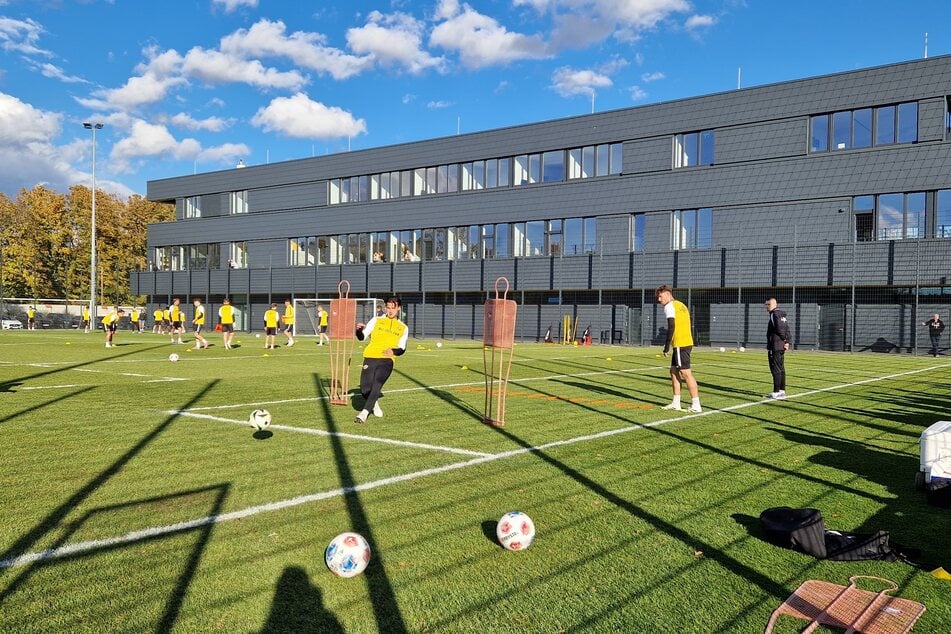 Dynamo-Keeper Tim Schreiber (l.) feilte am Dienstag an seiner Zielgenauigkeit.