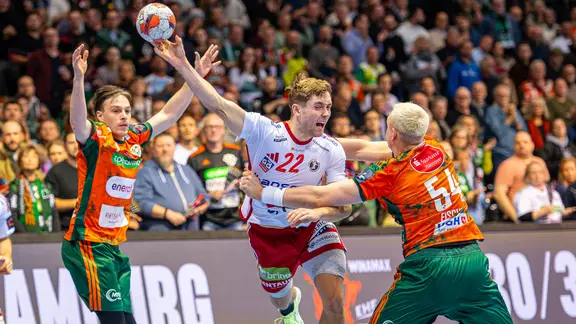 Justus Fischer (TSV Hannover-Burgdorf, Nr. 54) und Leif Tissier (l.)