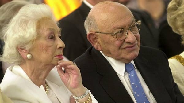 Reich-Ranicki und seine Ehefrau Teofila im August 2002 in der Frankfurter Paulskirche. Bei der Veranstaltung wurde Marcel Reich-Ranicki der Goethepreis verliehen.