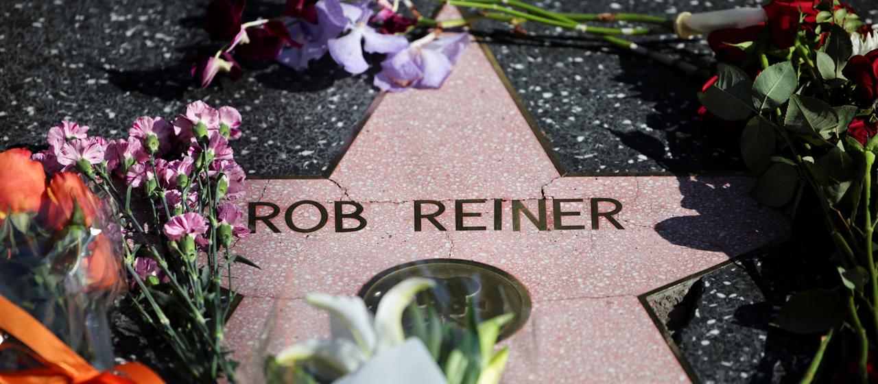 Blumen liegen Rob Reiners Stern auf dem Hollywood Walk of Fame in Los Angeles.