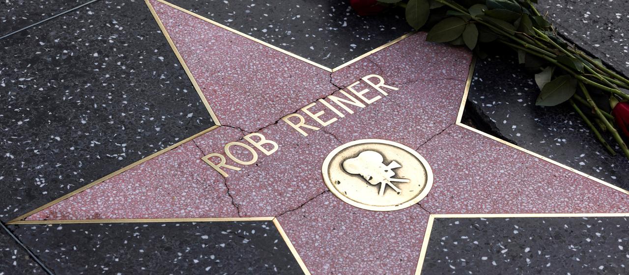  Rosen liegen neben dem Stern von  Rob Reiner auf dem Hollywood Walk of Fame  in Kalifornien, USA.