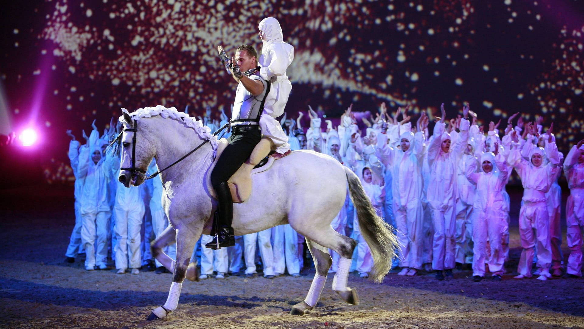 Cavalluna-Darbietung (Archivfoto): Die Show gastiert in mehreren deutschen Städten. Cavalluna-Darbietung (Archivfoto): Die Show gastiert in mehreren deutschen Städten.