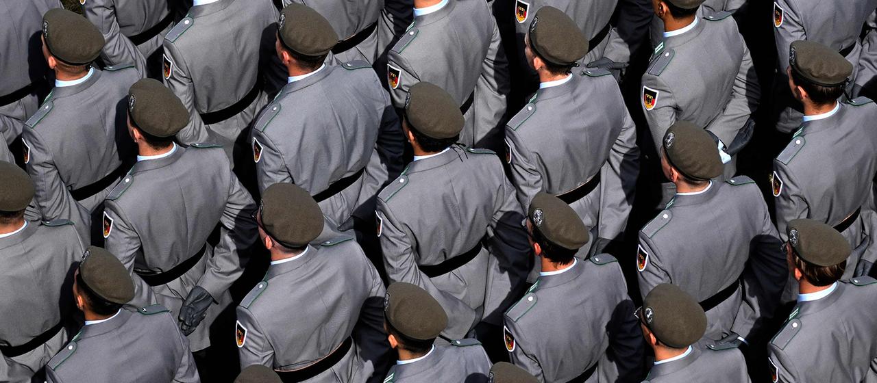 Rekruten stehen bei einem Appell nebeneinander. | AFP Rekruten stehen bei einem Appell nebeneinander.