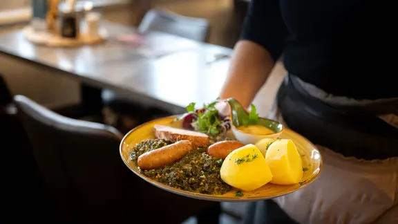 Essen wird in einem Restaurant serviert.