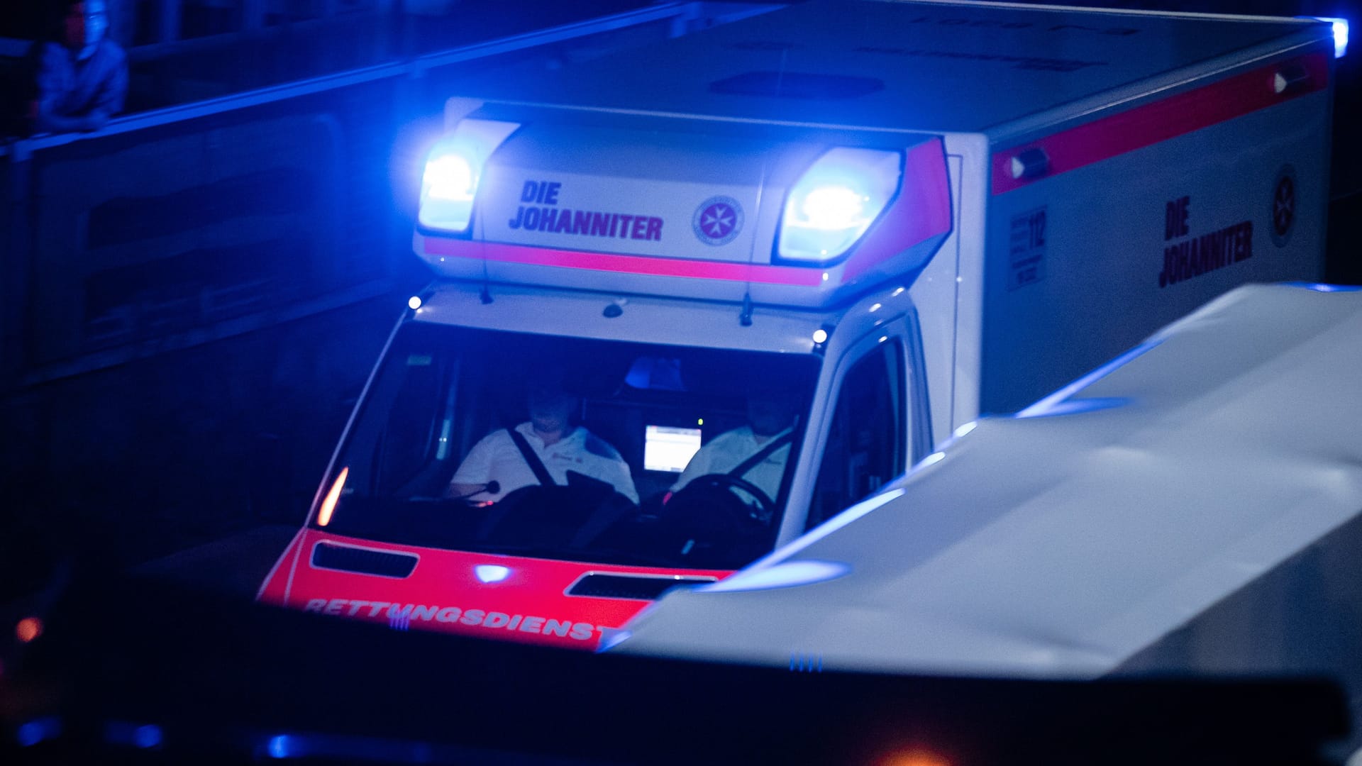 Rettungswagen im Einsatz (Symbolfoto): Bei Kaarst wurde ein junger Mann bei einem Autobahn-Unfall schwer verletzt.
