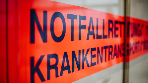 Ein Einsatzfahrzeug der Feuerwehr mit dem Schriftzug Notfallrettung / Krankentransport.