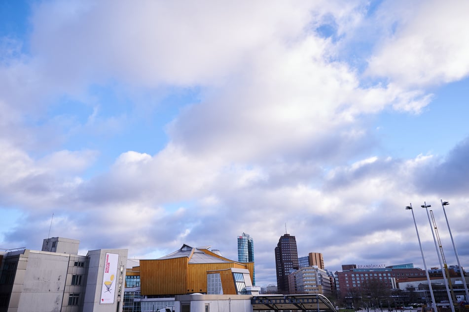 Der Start in die neue Woche bringt gemischtes Wetter: Mal Sonne, mal Wolken.