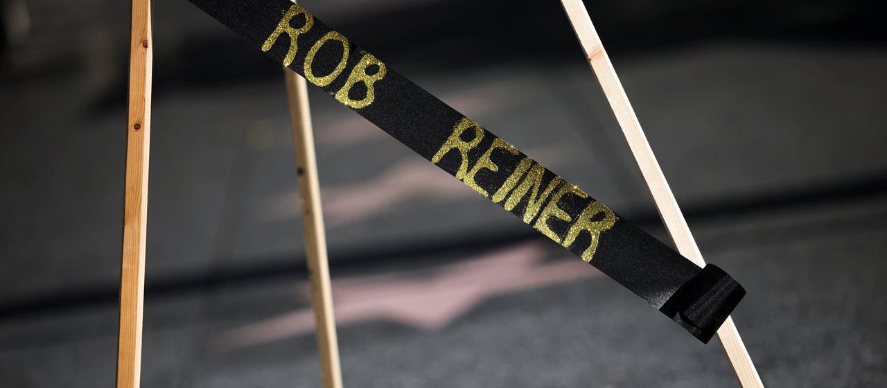 Ein schwarzes Band mit dem Namen "Rob Reiner" ist neben einem Stern am Hollywood Walk of Fame zu sehen.