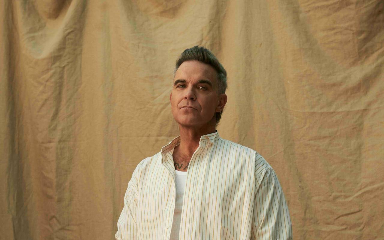 Robbie Williams schaut in die Kamera