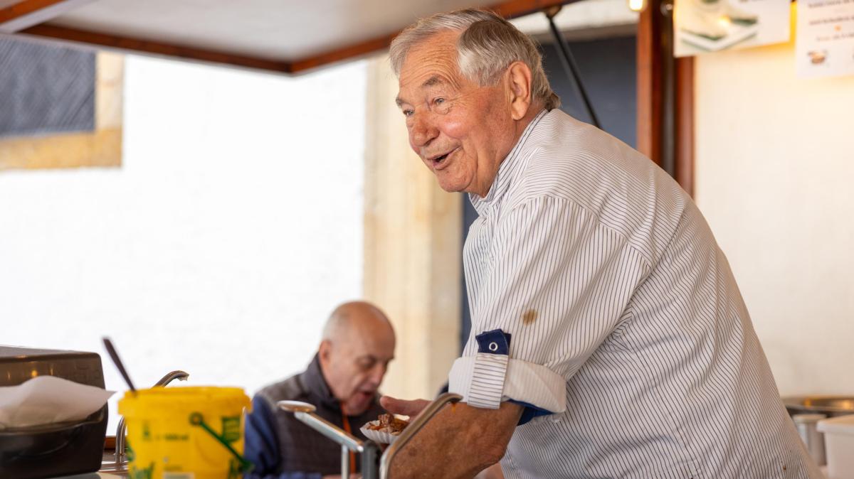 Rolf Bührmann steht in Bad Essen mit 85 noch in der Würstchenbude