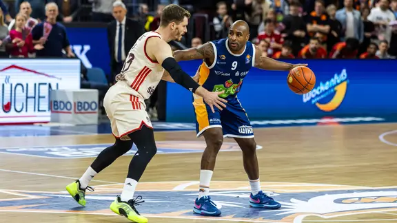 DeAndre Lansdowne (r.) von den Rostock Seawolves im Duell mit Andreas Obst vom FC Bayern München