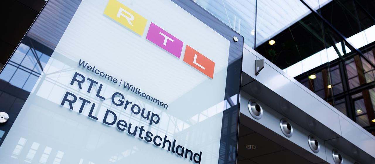 Ein Schild vor einem Gebäude zeigt das RTL-Logo.
