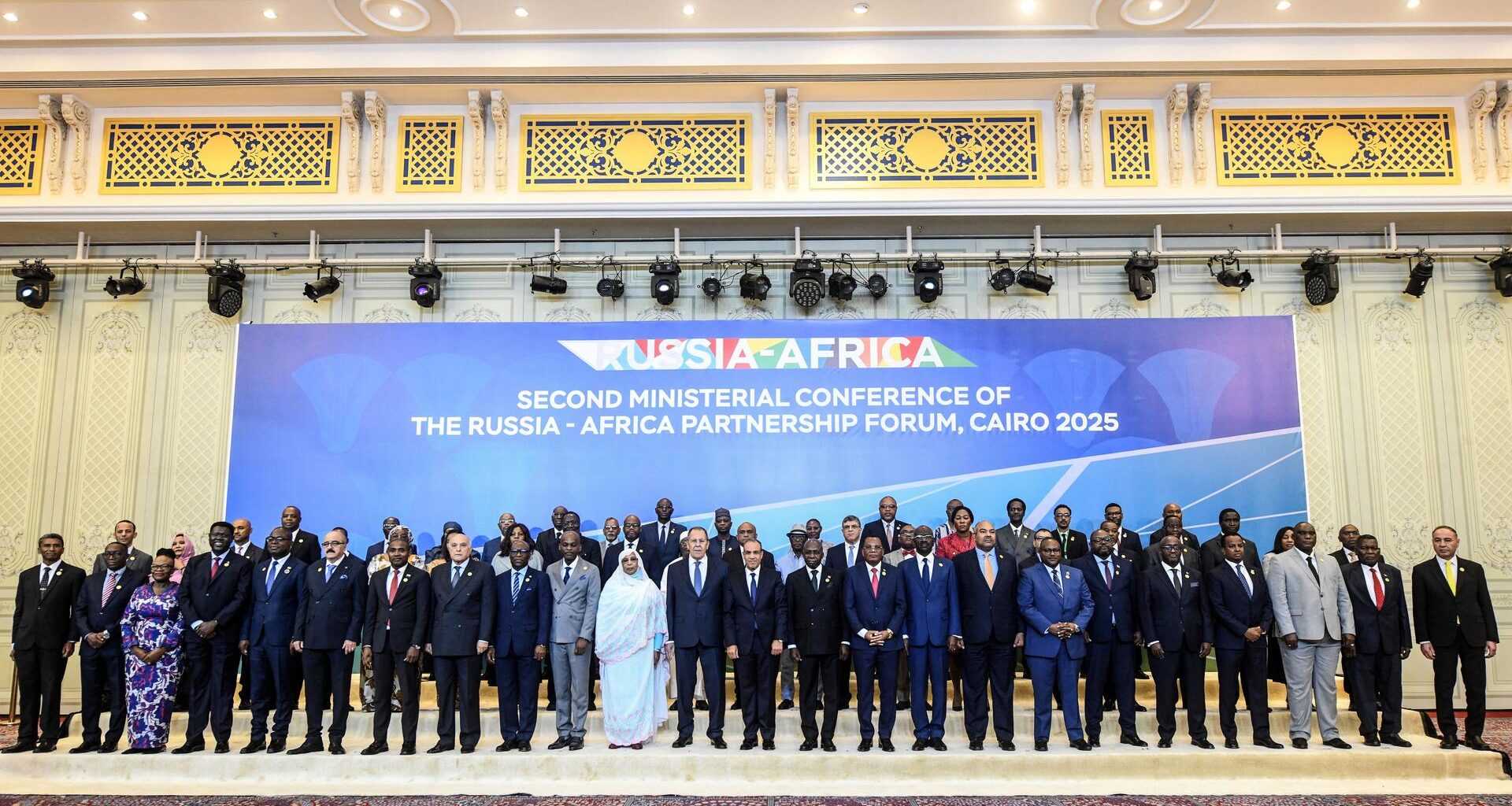 Delegierte des Russland-Afrika-Partnerschaftsforums in Kairo posieren für ein Gruppenfoto.