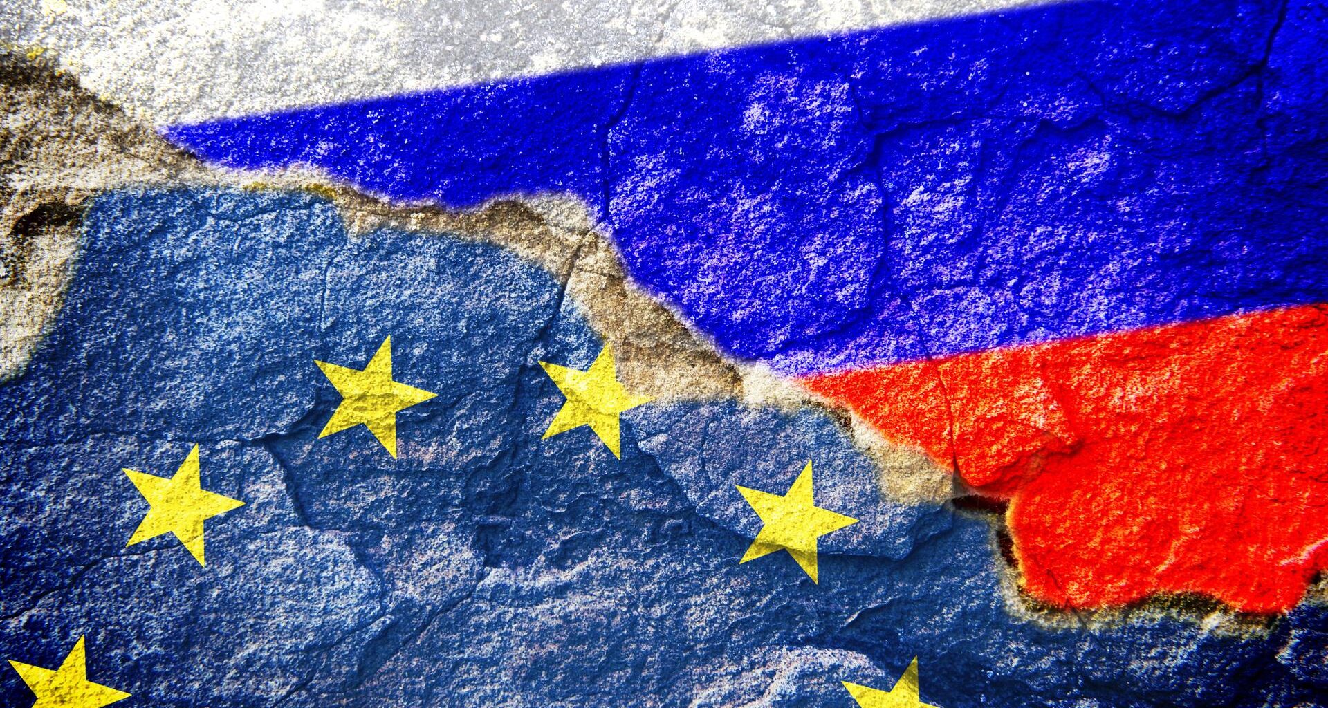 Fahnen von EU und Russland mit Riss