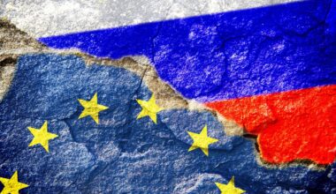 Fahnen von EU und Russland mit Riss