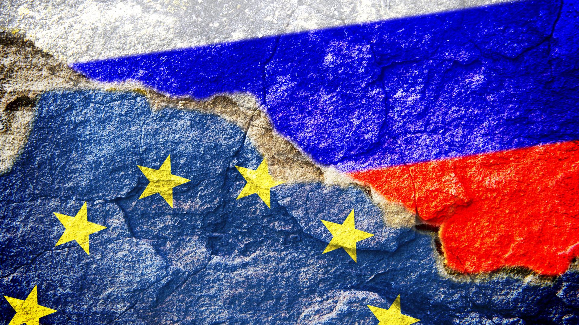 Fahnen von EU und Russland mit Riss Fahnen von EU und Russland mit Riss