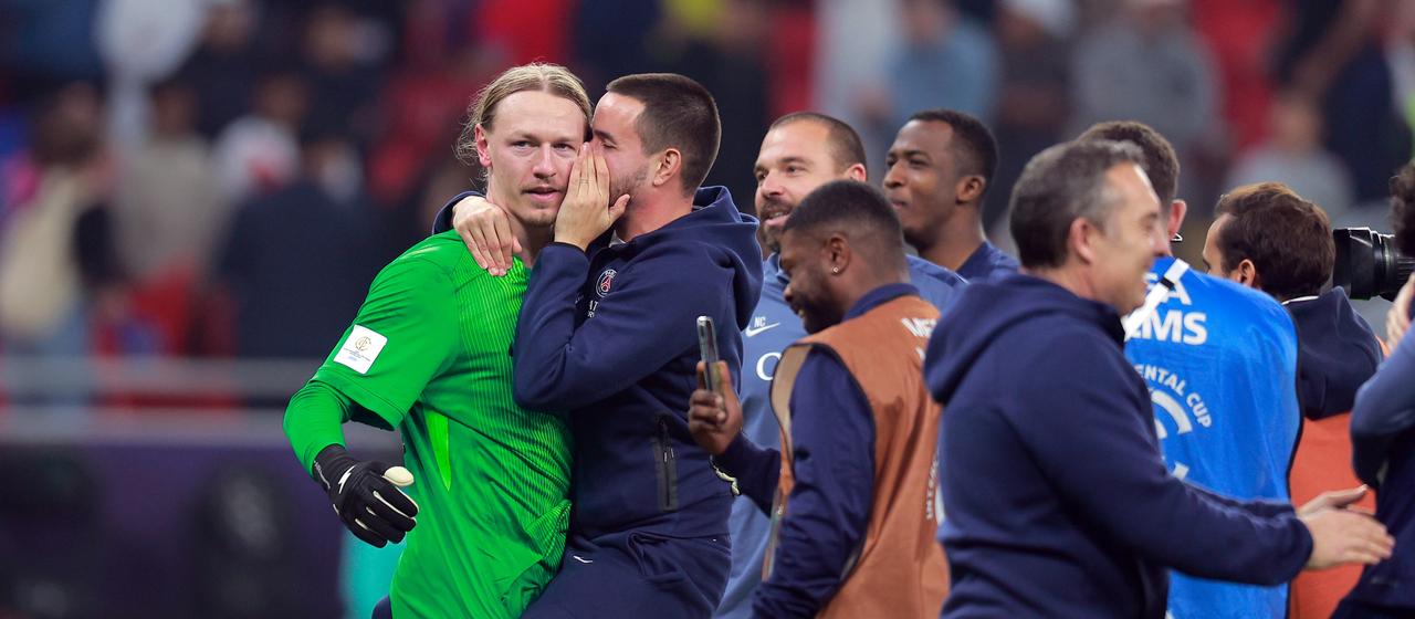 Paris Torwart Matvey Safonov wird bejubelt für seine gehaltenen Elfmeter | Getty Images Paris Torwart Matvey Safonov wird bejubelt für seine gehaltenen Elfmeter