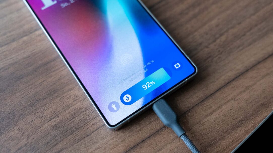 samsung galaxy s25 ultra mit now bar beim aufladen