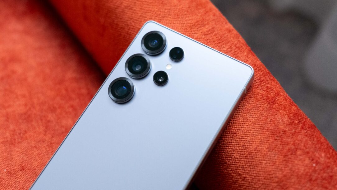 samsung galaxy s25 ultra mit quad kamera auf rotem sessel