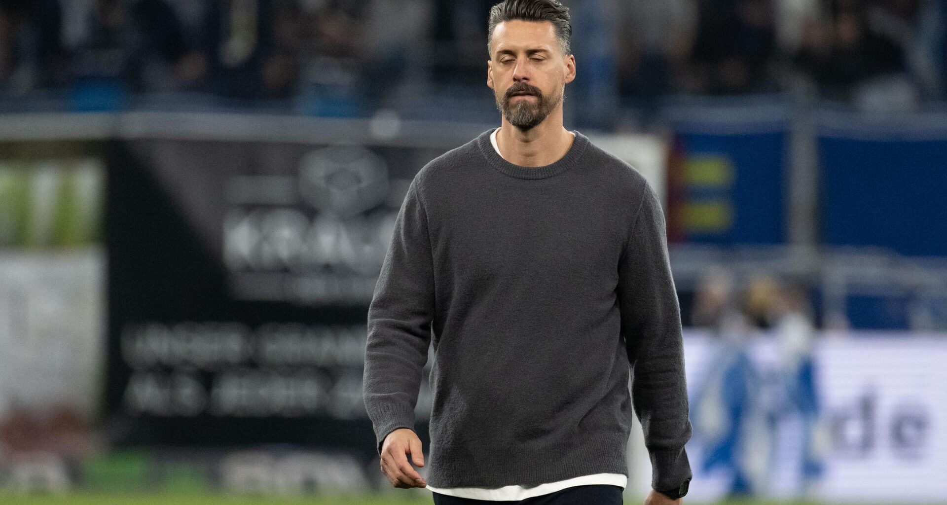 Trainer Sandro Wagner läuft auf dem Rasen. Er schaut enttäuscht.