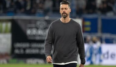 Trainer Sandro Wagner läuft auf dem Rasen. Er schaut enttäuscht.