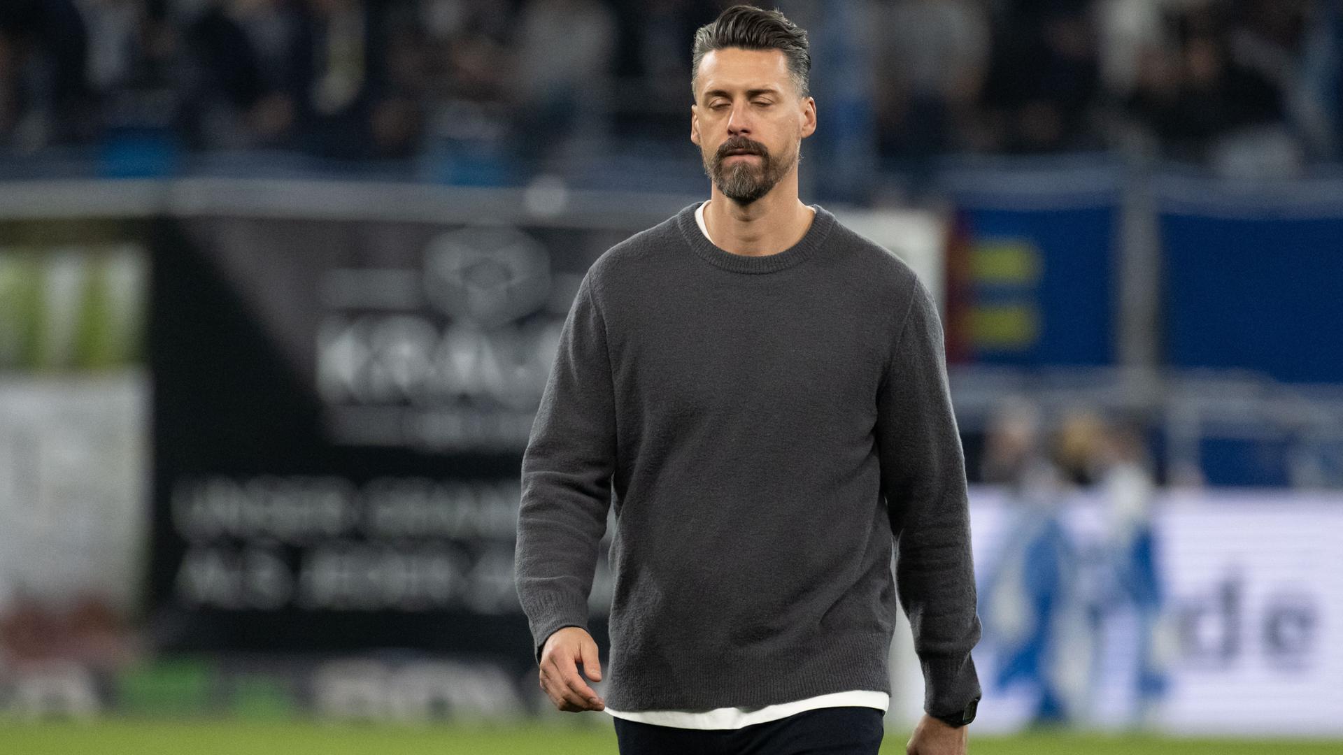 Trainer Sandro Wagner läuft auf dem Rasen. Er schaut enttäuscht.
