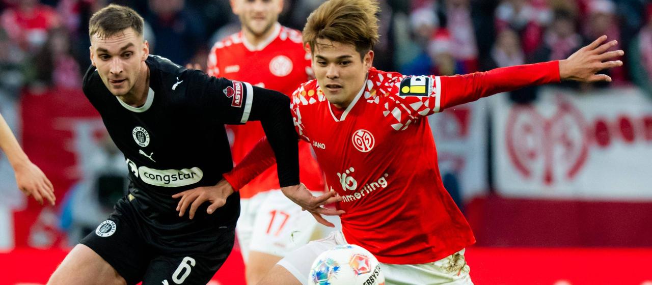 St. Paulis James Sands (l.) im Zweikampf mit Kaishu Sano