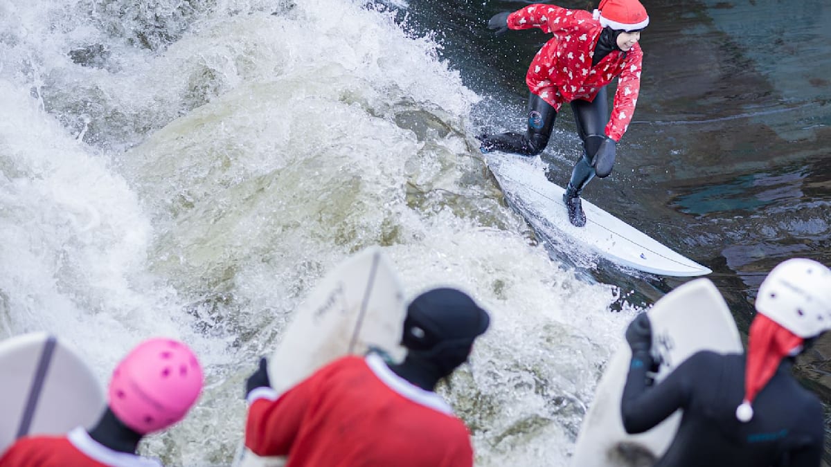 Nikoläuse surfen auf eiskalter Leine in Hannover