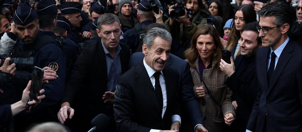 Frankreichs Ex-Präsident Sarkozy umringt von politischen Anhängern