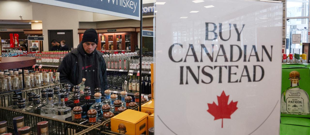 In einem Geschäft steht ein Schild mit der Aufschrift "Buy Canadian instead". | REUTERS In einem Geschäft steht ein Schild mit der Aufschrift "Buy Canadian instead".
