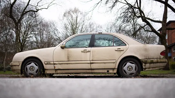 Ein altes Auto steht am Straßenrand in Hamburg. | picture alliance/dpa, Christian Charisius Ein altes Auto steht am Straßenrand in Hamburg.