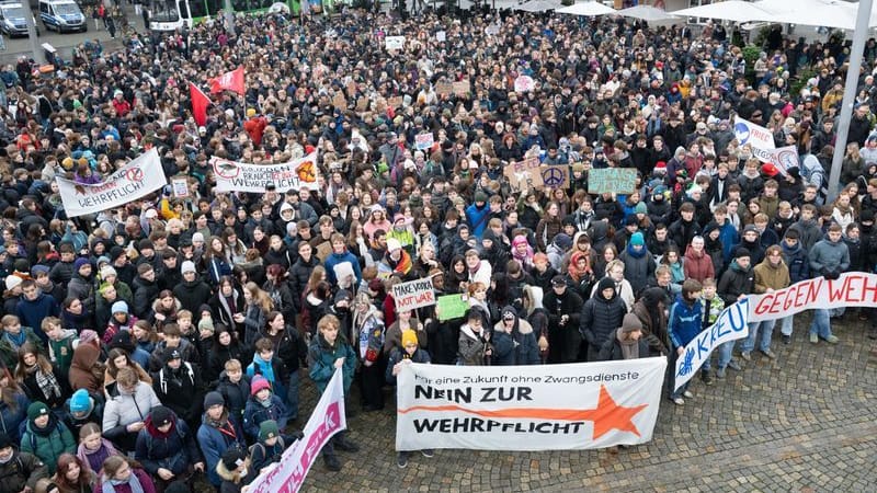Schüler beteiligen in sich auf dem Postplatz an einem Schulstreik gegen die Wiedereinführung der Wehrpflicht: In Dresden begann der Protest um 10 Uhr.