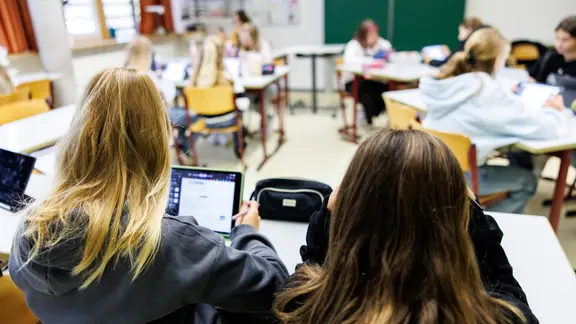 Schüler und Schülerinnen lernen an ihren Tablets.