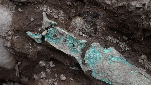 Ein verwittertes Schwert, dass bei Ausgrabungen gefunden wurde