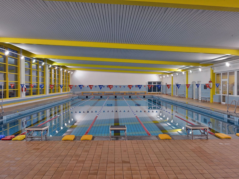 Zwischen Frühstück und Gänsebraten zum Schwimmen in die Sportbäder