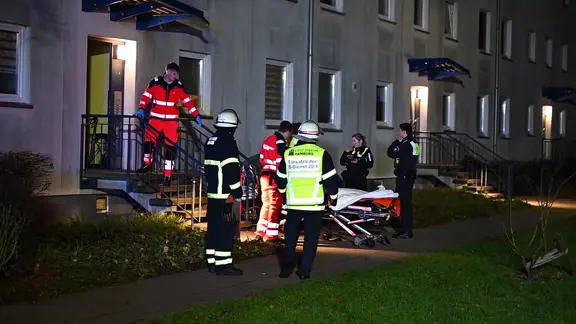 Einsatzkräfte stehen vor einem Haus in Hamburg-Rahlstedt.
