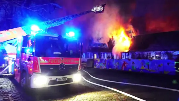 Die Feuerwehr löscht den Brand am ehemaligen Haus der Jugend in Hamburg-Hamm.
