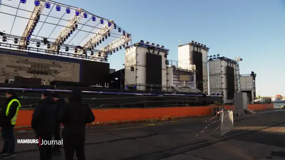 Eine schwimmende Bühne in der Hamburger HafenCity. | Screenshot Eine schwimmende Bühne in der Hamburger HafenCity.