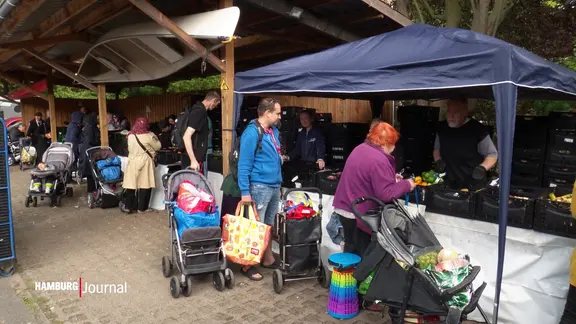 Szene von einer Essenausgabestelle der Hamburger Tafel.