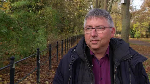 Rechtsanwalt Andreas Ohm aus Güstrow schaut einen Reporter beim Interview an.