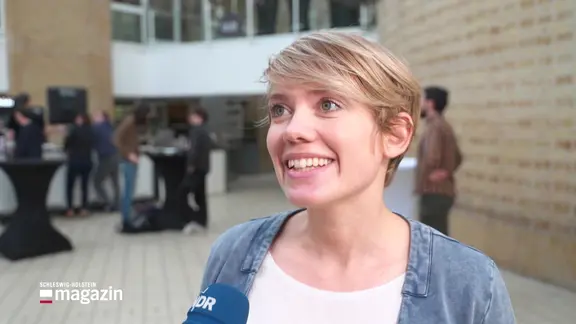 Lydia Rudow, die neue Landesvorsitzende der Grünen in Schleswig-Holstein, gibt ein Interview.